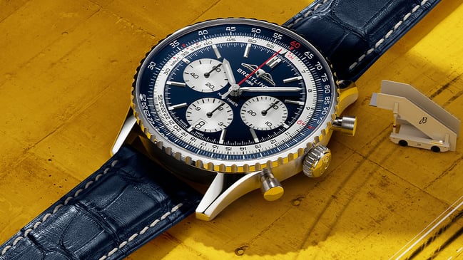 Breitling Navitimer B01 Chronograph 43 Tribute to Concorde, Automatik-Chronoraph mit Lederband und zweifarbigem Zifferblatt