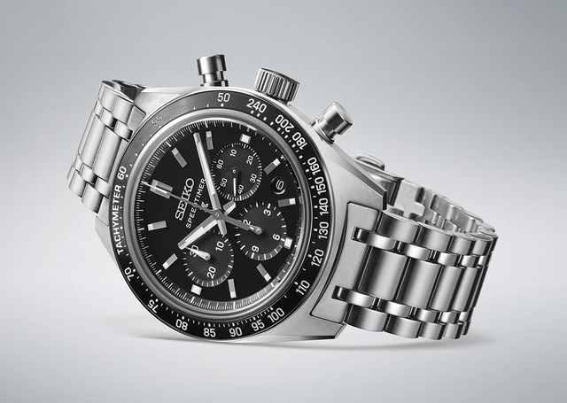 Seiko-Prospex-Speedtimer-Mechanical-Chronograph-SRQ055-liegend, vor grauem Hintergrund