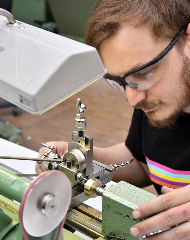 Bayerische Uhrmacherschule, Uhrmacher mit Uhrwerk