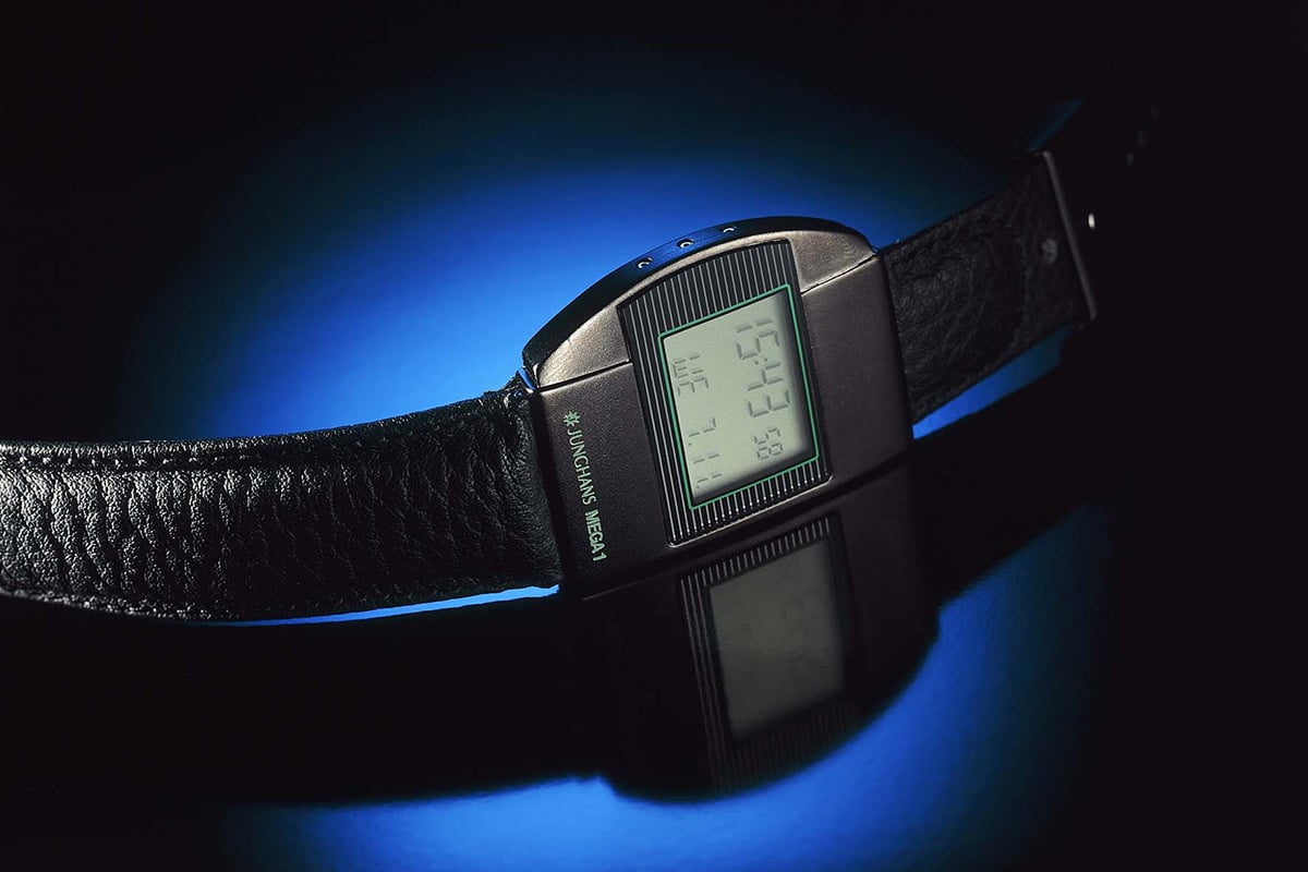 Mega 1, erste Funkarmbanduhr von 1990, liegend auf blauem Hintergrund