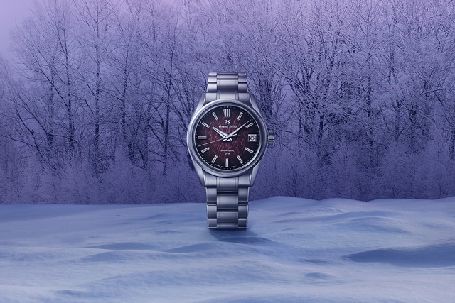 Grand Seiko SLGB005-Violet Dawn, Edelstahluhr mit lila Zifferblatt vor Waldhintergrund