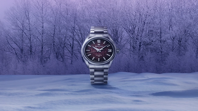 Grand Seiko SLGB005-Violet Dawn, Edelstahluhr mit lila Zifferblatt vor Waldhintergrund