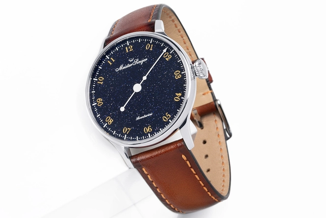 Meistersinger Pangaea Aventurin, Uhr mit Lederband vor weißem Hintergrund