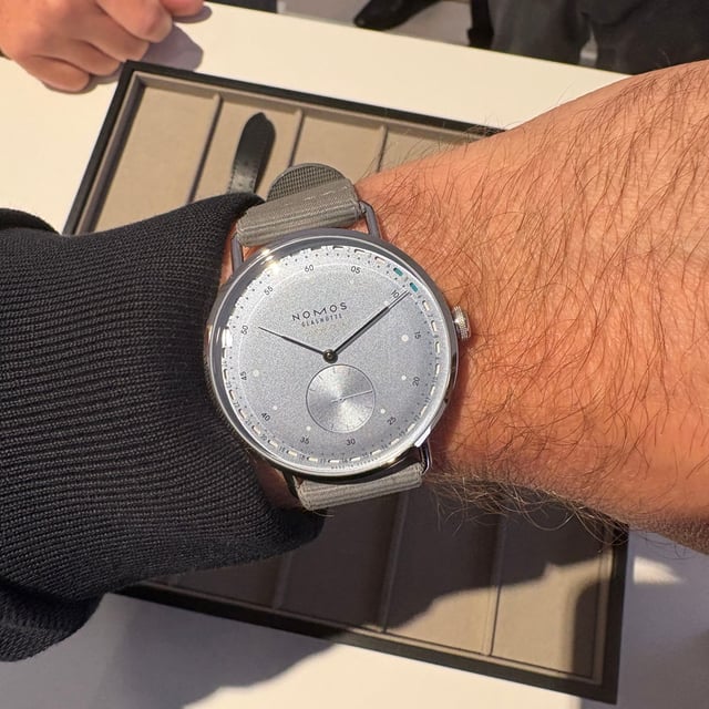 Nomos: Metro Neomatik 41 Update eisblau Wristshot
