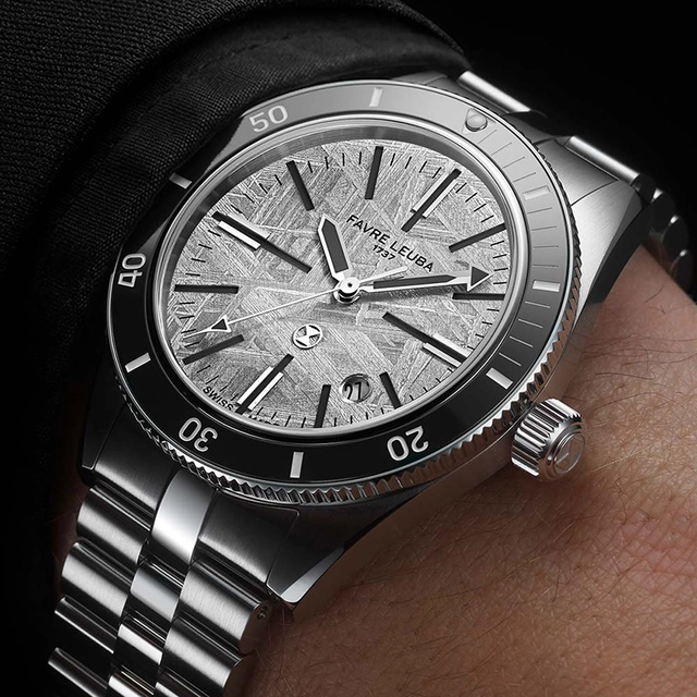 Favre Leuba Deep Raider Renaissance Meteorite am Handgelenk mit Metallband