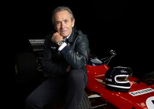 Jacky Ickx mit dem ihm gewidmeten Mille Miglia Classic Chronograph JX7 in ethischem Gelbgold