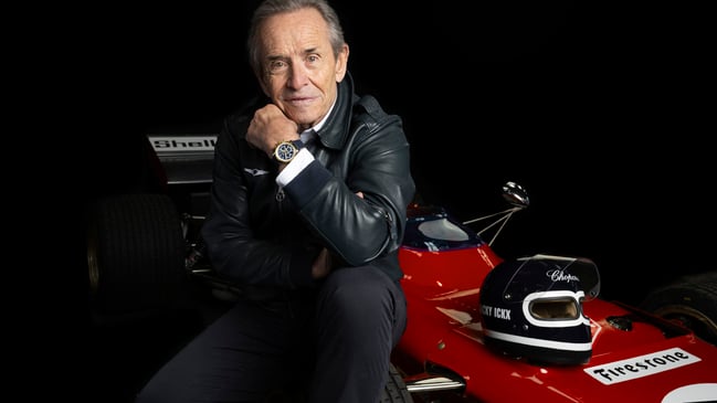 Jacky Ickx mit dem ihm gewidmeten Mille Miglia Classic Chronograph JX7 in ethischem Gelbgold