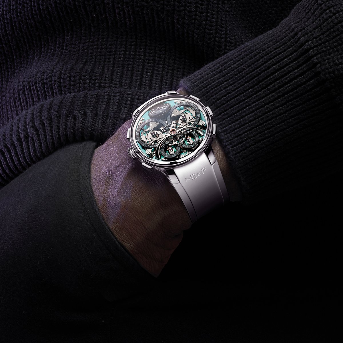 MB&F Legacy Machine Sequential Flyback Evo Titan-Edition mit Aquamarin-Zifferblatt am Handgelenk