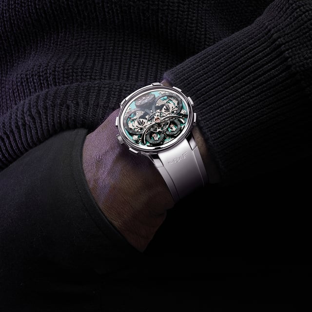 MB&F Legacy Machine Sequential Flyback Evo Titan-Edition mit Aquamarin-Zifferblatt am Handgelenk