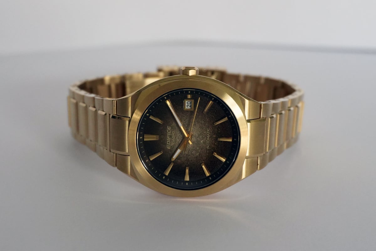 Casio Edifice EFK-200DG-5A in Gold-Optik, Uhr liegend