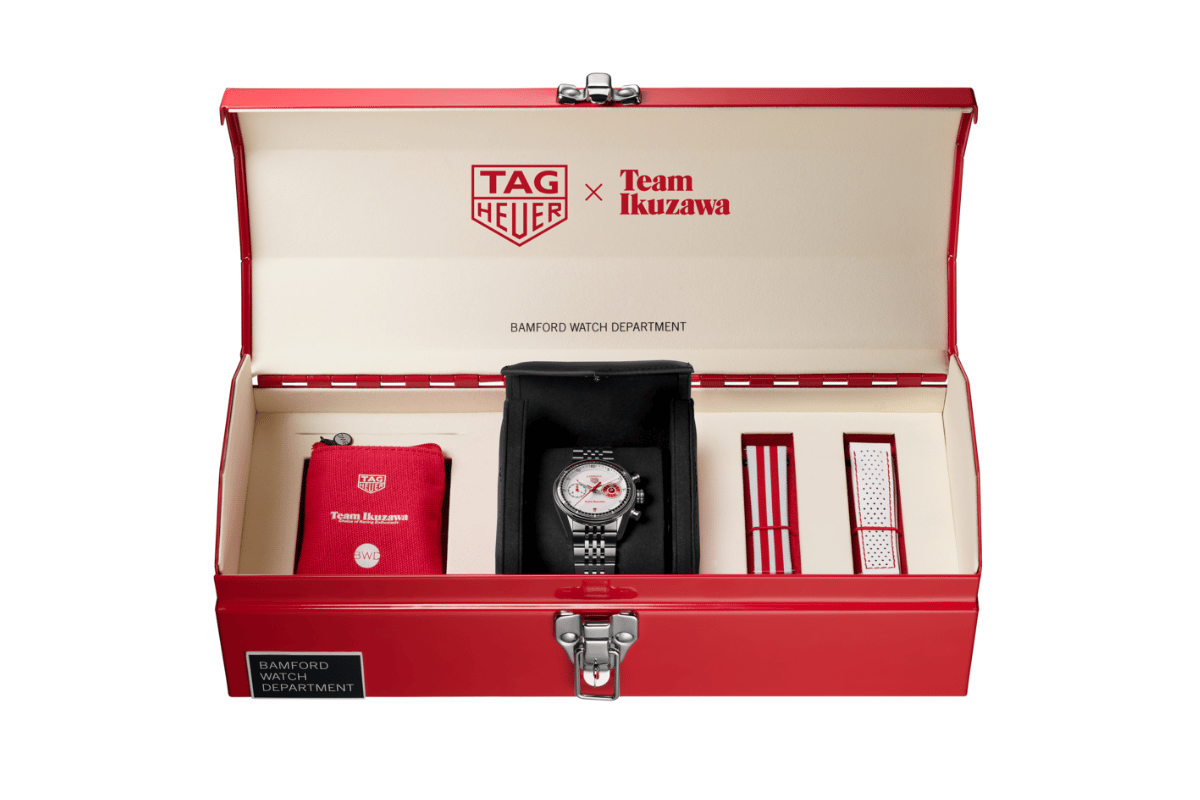 Zubehör und Sammlerbox der Tag Heuer Carrera Chronograph x Team Ikuzawa