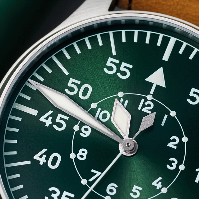 Stowa Flieger Klassik Sunray Green Close-up Zifferblatt