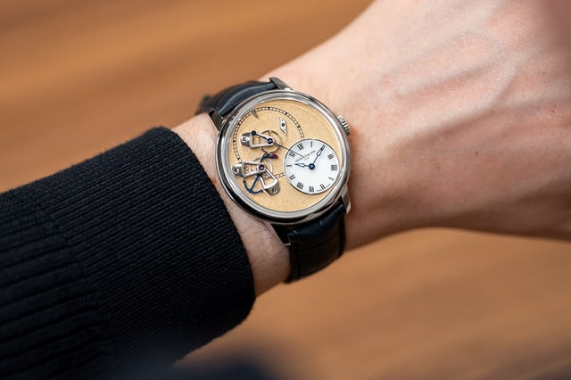 Arnold & Son DSTB Stop-Second Platinum Kingsand, Uhr am Handgelenk