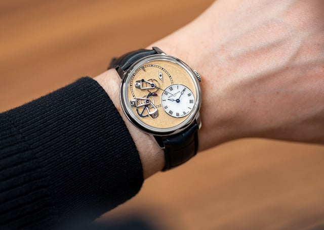 Arnold & Son DSTB Stop-Second Platinum Kingsand, Uhr am Handgelenk