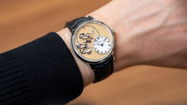 Arnold & Son DSTB Stop-Second Platinum Kingsand, Uhr am Handgelenk