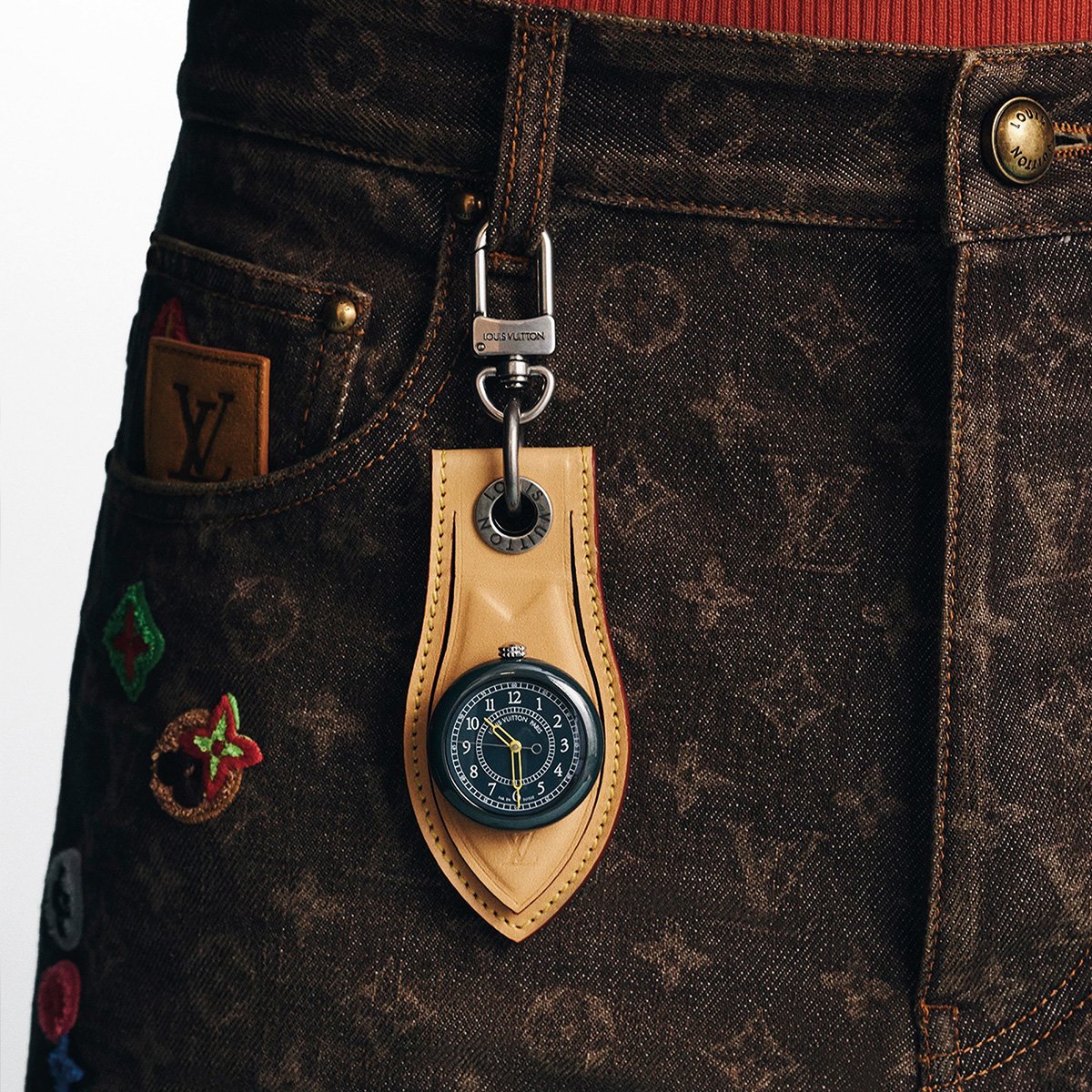 A watch that can be also worn as pendants