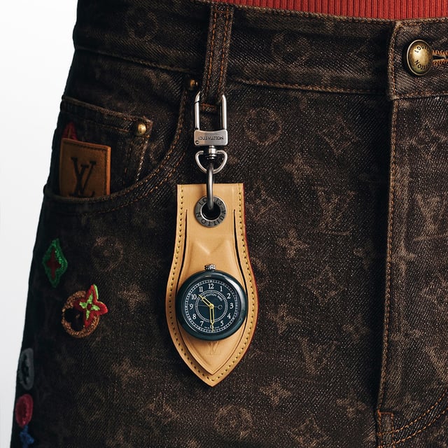 A watch that can be also worn as pendants