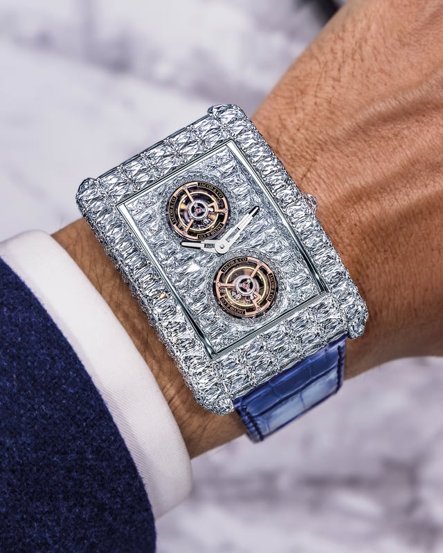 Der Jacob & Co. „Angel Cut“ feiert als patentierter Diamantschliff sein Debüt im „Billionaire Double Tourbillon“, Uhr am Handgelenk