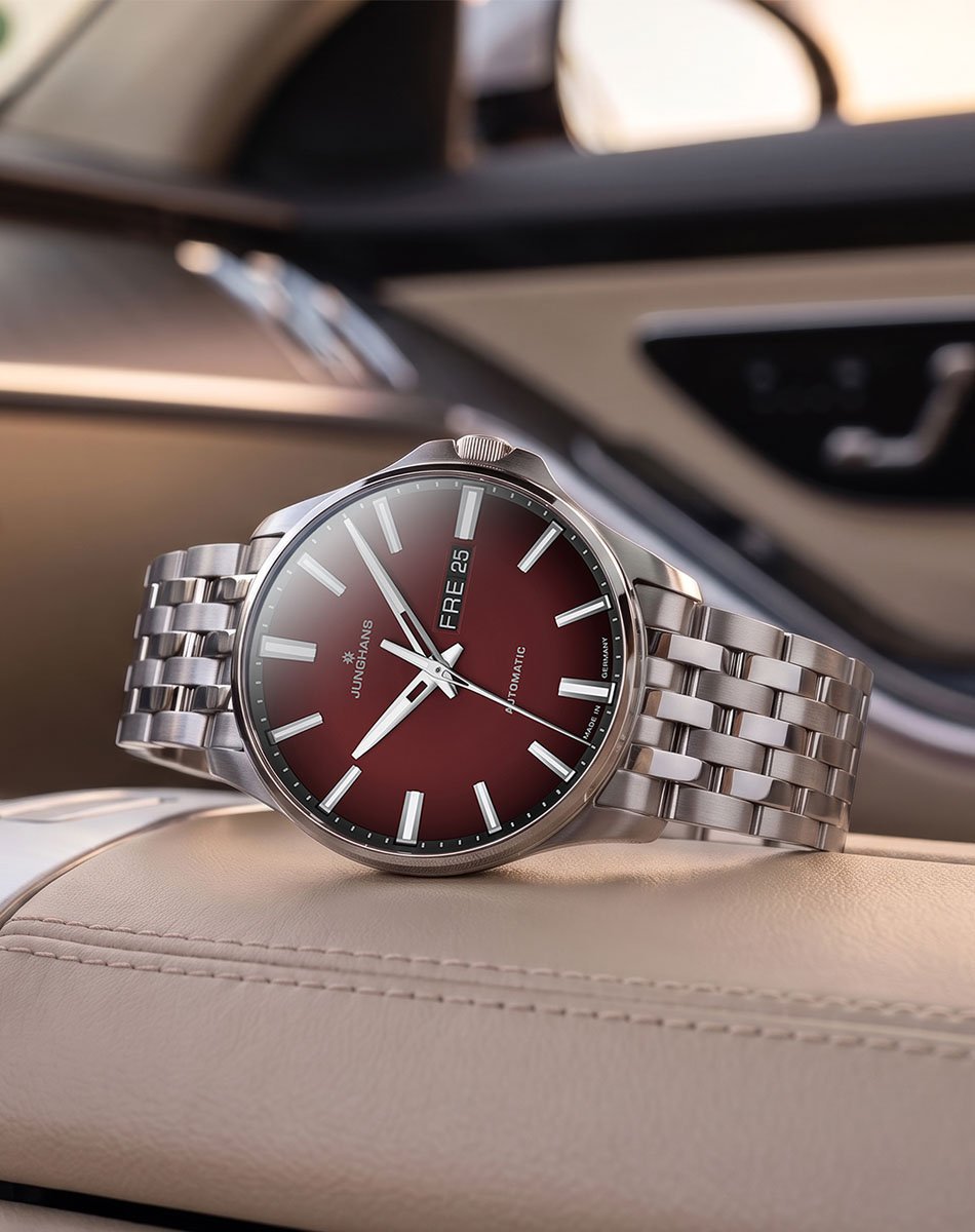Junghans: Meister S Automatic in Rot liegend