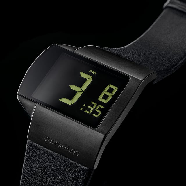 Junghans Mega Futura auf schwarzem Untergrund