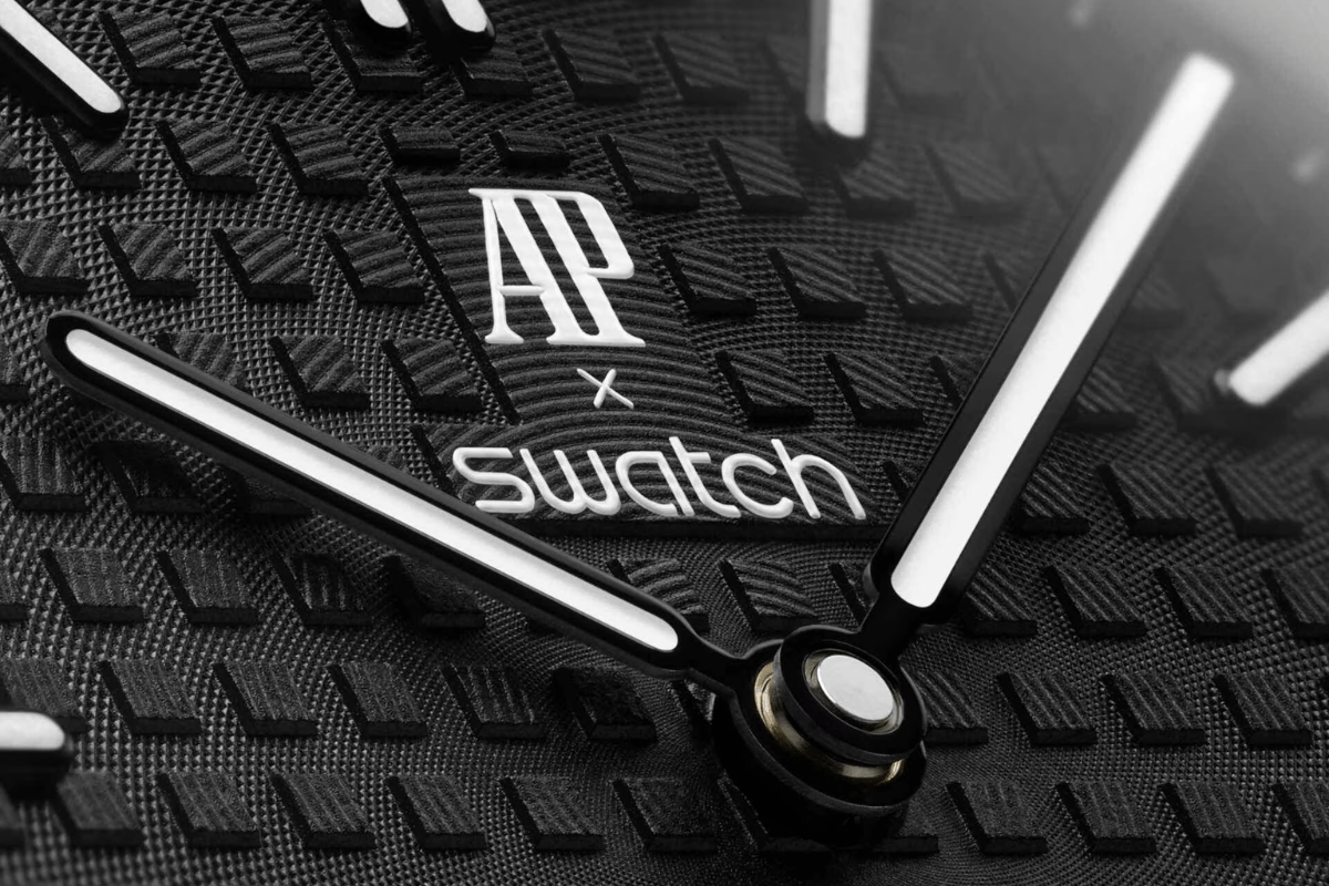 nahaufnahme der schwarzen Swatch x Audemars Piguet-Chrono24 