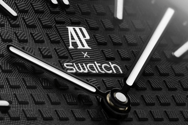 nahaufnahme der schwarzen Swatch x Audemars Piguet-Chrono24 