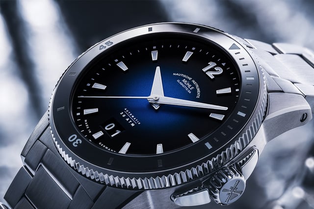 Nahaufnahme der Mühle-Glashütte – Sportivo Großdatum mit blauem Farbverlauf und Edelstahlband