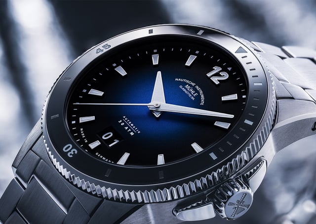 Nahaufnahme der Mühle-Glashütte – Sportivo Großdatum mit blauem Farbverlauf und Edelstahlband