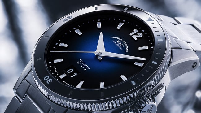 Nahaufnahme der Mühle-Glashütte – Sportivo Großdatum mit blauem Farbverlauf und Edelstahlband