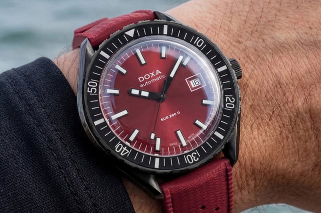 Doxa: SUB 200 II, rotes Zifferblatt, Wrist