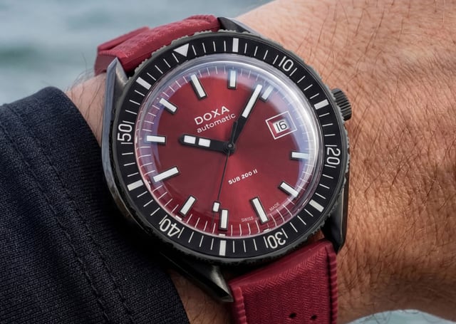 Doxa: SUB 200 II, rotes Zifferblatt, Wrist