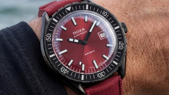 Doxa: SUB 200 II, rotes Zifferblatt, Wrist