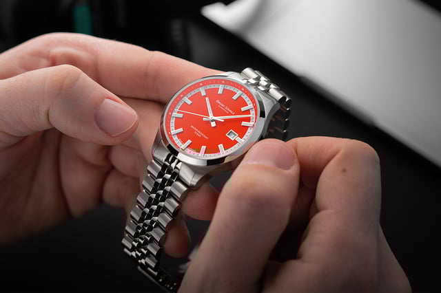 Bruno Söhnle Turin Automatik „Bright Red" in der Hand gehalten