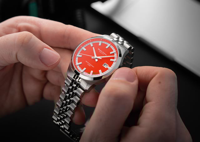 Bruno Söhnle Turin Automatik „Bright Red" in der Hand gehalten