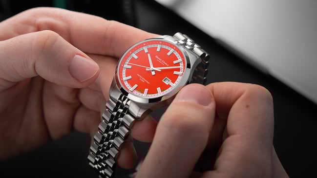 Bruno Söhnle Turin Automatik „Bright Red" in der Hand gehalten