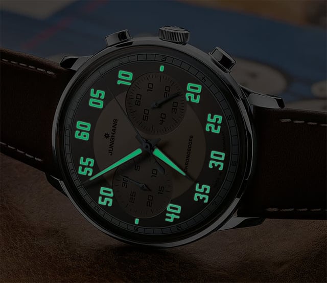 Die Junghans Meister Driver Chronoscope offenbart auch bei Nacht ihren Retro-Charme. Ziffern und Zeiger sind mit grün leuchtender Superluminova beschichtet.