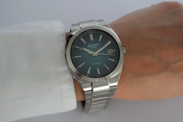 Casio Edifice EFK-200D-2A am Handgelenk