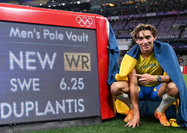 Der schwedischen Olympiasieger und Weltrekordhalter im Stabhochsprung Armand „Mondo“ Duplantis mit der Seamaster Aqua Terra „Ultra Light“ 