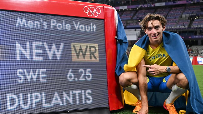 Der schwedischen Olympiasieger und Weltrekordhalter im Stabhochsprung Armand „Mondo“ Duplantis mit der Seamaster Aqua Terra „Ultra Light“ 