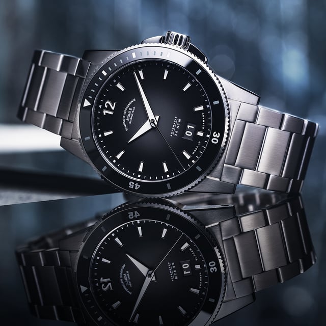 Mühle-Glashütte – Sportivo Großdatum mit schwarzem Zifferblatt und Edelstahlband, liegend