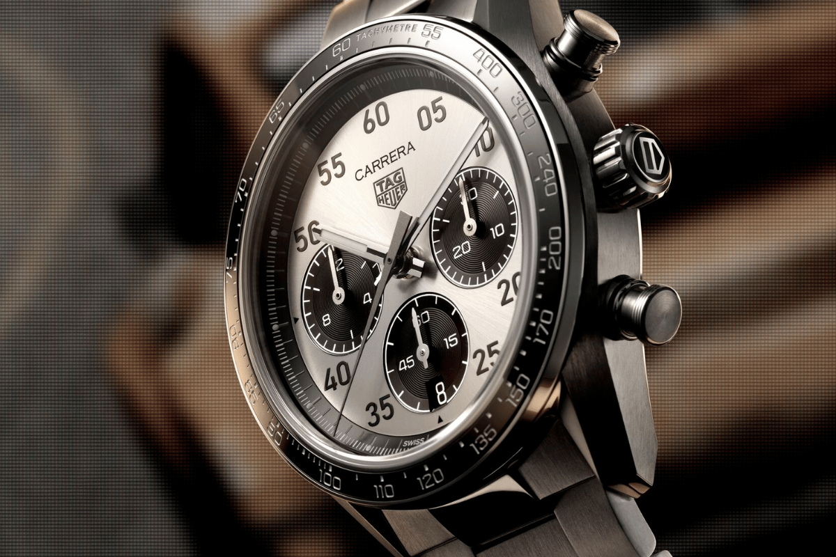 Front der Panda-Version der TAG Heuer Carrera Chronograph Sport