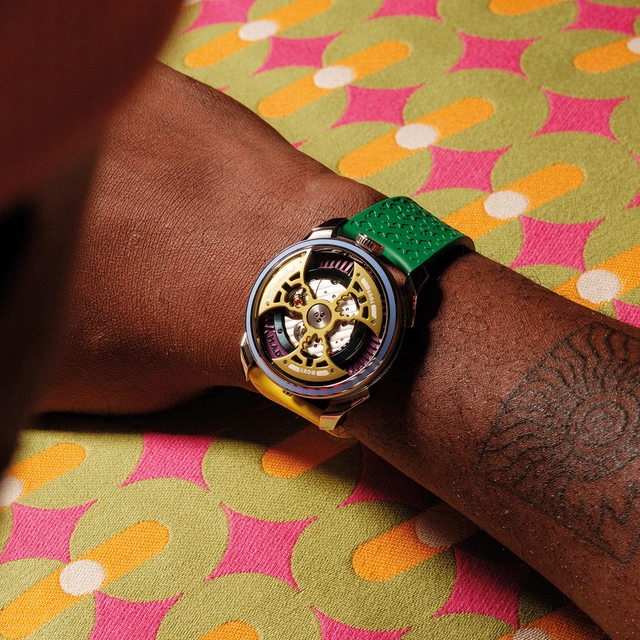 M.A.D.Editions x Yinka Ilori, bunte Uhr am Handgelenk