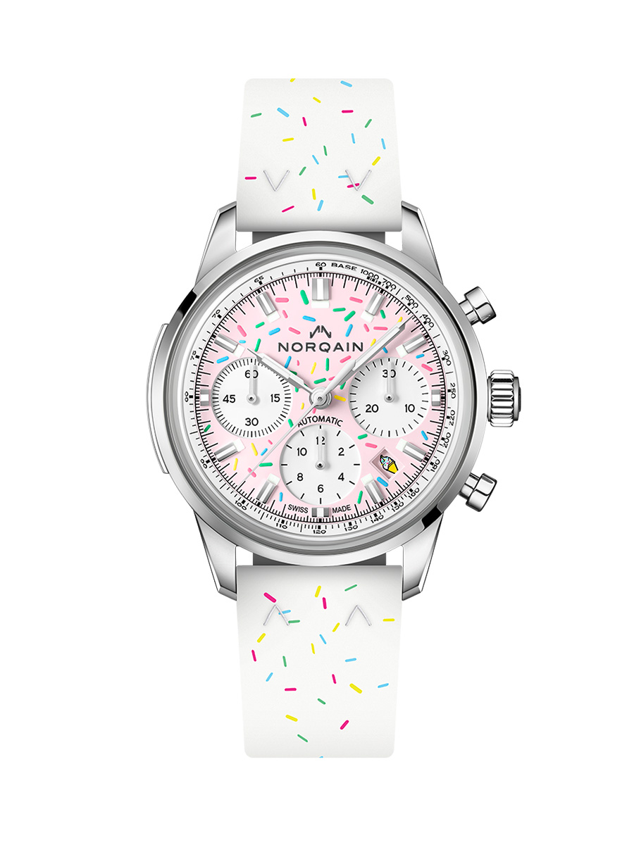 Norqain Freedom Chrono Enjoy Life “Sprinkles”, Ref. N220119S04K01, Strawberry, Frontansicht Uhr mit weißem Band