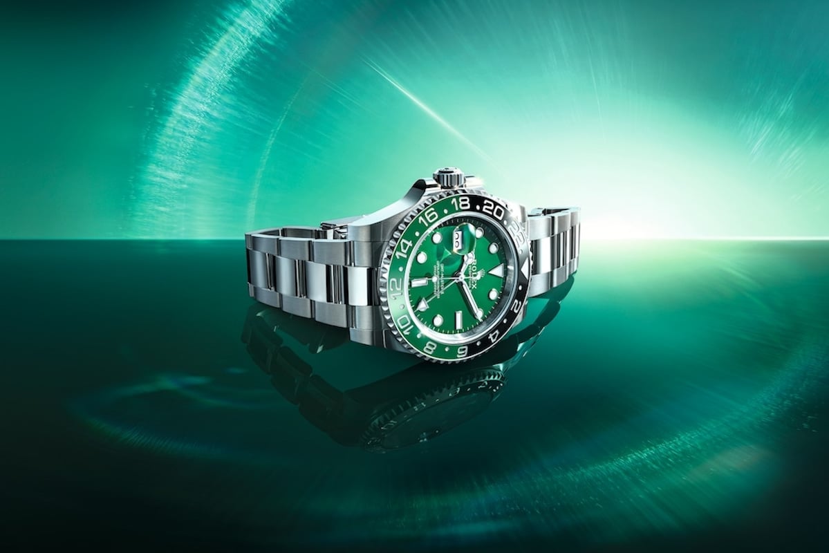 Liegende Rolex Oyster Perpetual GMT-Master II "Pepsi" mit grünem Zifferblatt