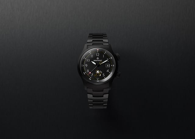 Bremont: Altitude MB Meteor ‘Felix the Cat’, schwarze Uhr vor schwarzem Hintergrund