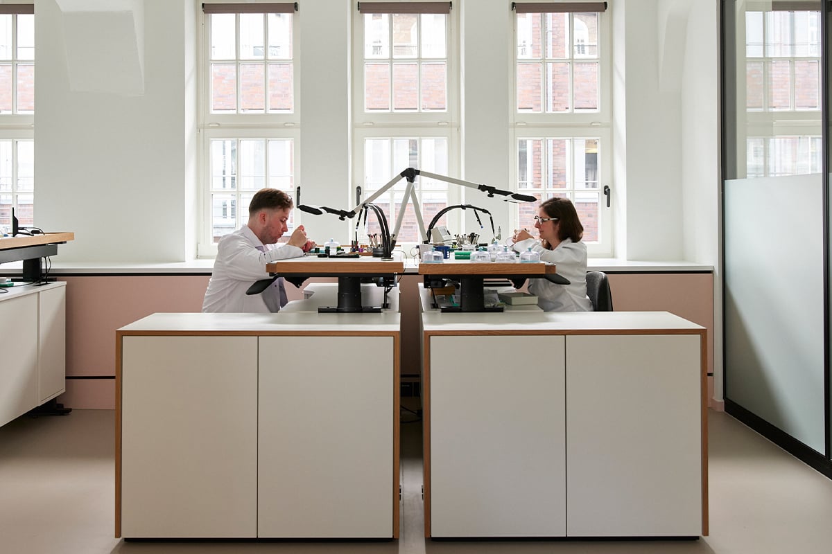 Uhrmacher in den neuen Räumlichkeiten im Stubbenhuk 10, Uhrmachertische