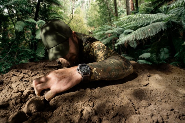 Panerai-Submersible-Navy-Seals-PAM01738-Action