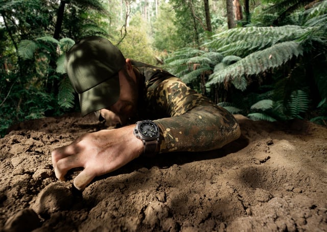 Panerai-Submersible-Navy-Seals-PAM01738-Action
