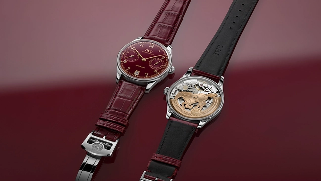 IWC Portugieser Automatic 42 Year of the Horse, Uhr mit Vorder- und Rueckseite vor rotem Hintergrund
