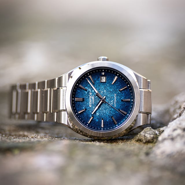 Casio Edifice EFK-200D-2A, liegend, mit blauem Zifferblatt